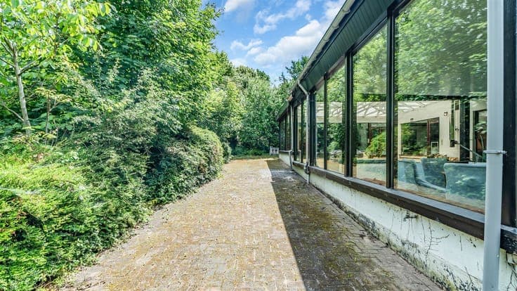 Home with indoor pool and sauna in nature reserve!