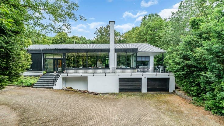 Home with indoor pool and sauna in nature reserve!