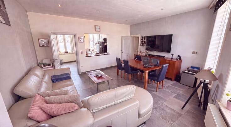 CENTRALLY LOCATED HOUSE WITH SPACIOUS POSSIBILITIES NEAR THE