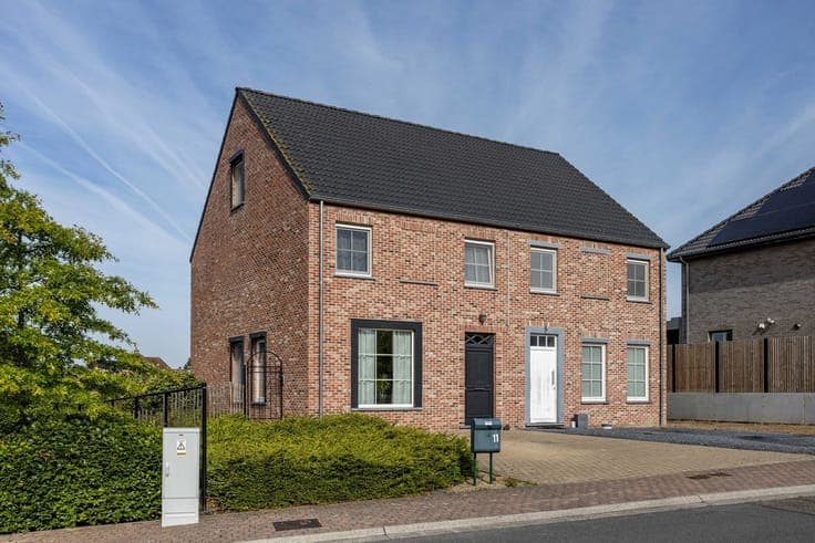 Energy-efficient semi-detached, 4 bedrooms, garden Ronse