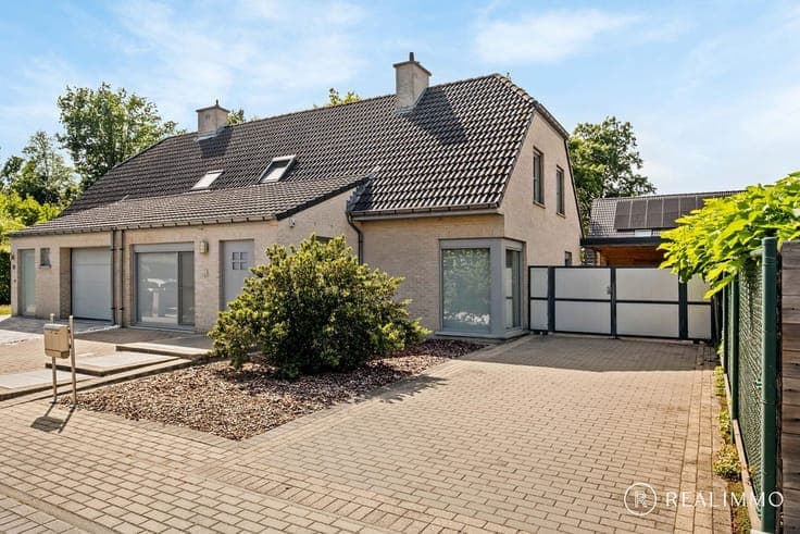 Verzorgde halfopen bebouwing te Izegem (Bosmolens)