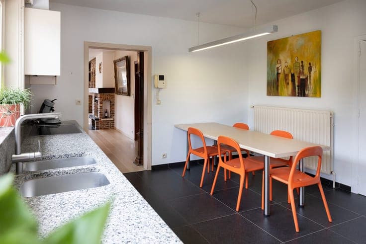 Te renoveren gelijkvloerse alleenstaande woning.