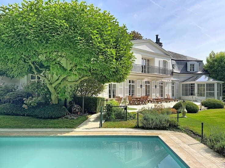 Stunning villa (over 754 m²) with a pool and a caretaker's h