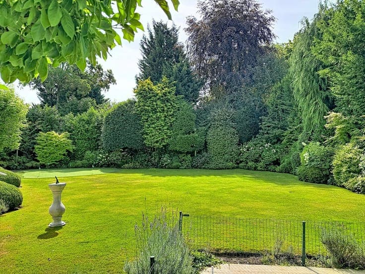 Stunning villa (over 754 m²) with a pool and a caretaker's h