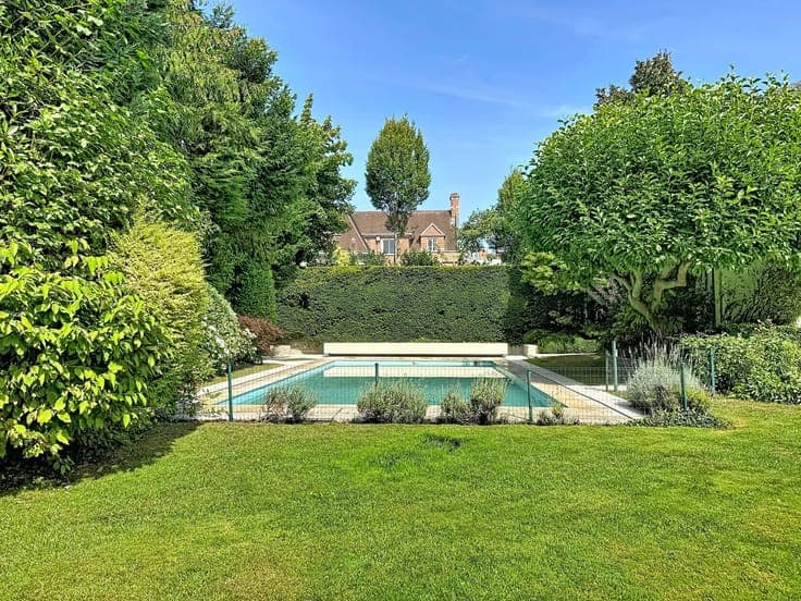 Stunning villa (over 754 m²) with a pool and a caretaker's h