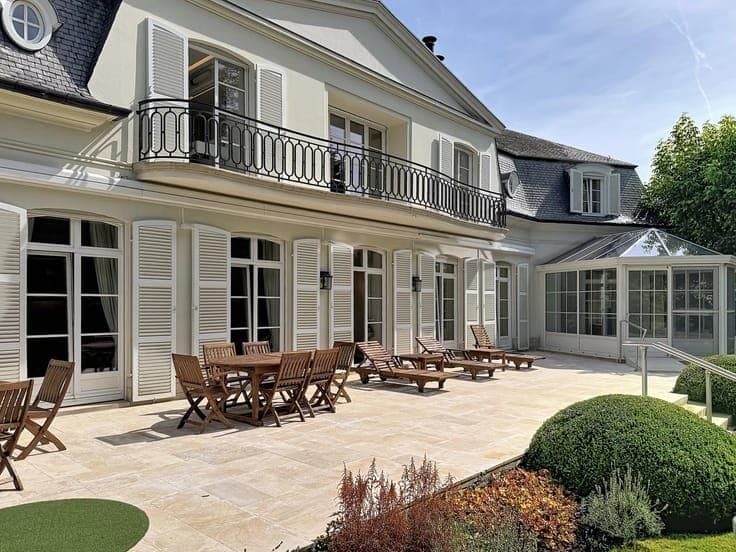 Stunning villa (over 754 m²) with a pool and a caretaker's h