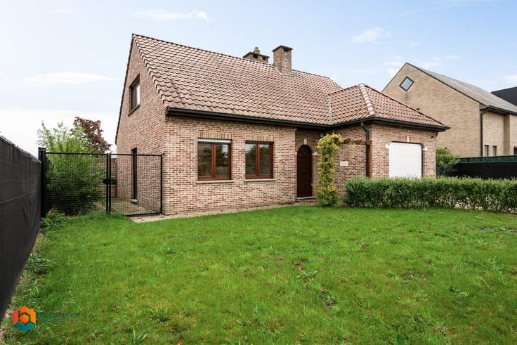 Woning met 3 (mogelijks 4) slpkrs op ruim perceel te Putte