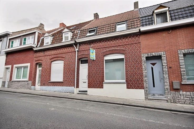 Jolie maison mitoyenne avec quatre chambre et jardin sud-est
