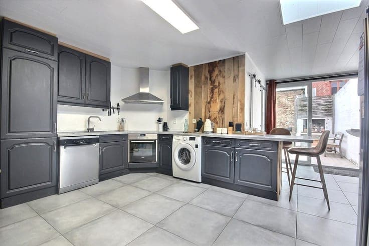 Jolie maison mitoyenne avec quatre chambre et jardin sud-est