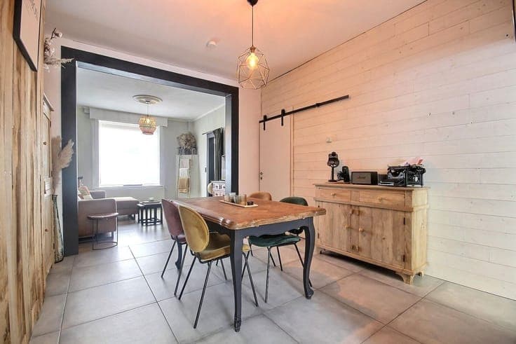 Jolie maison mitoyenne avec quatre chambre et jardin sud-est