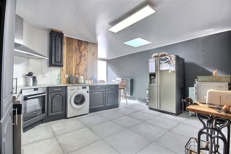 Jolie maison mitoyenne avec quatre chambre et jardin sud-est
