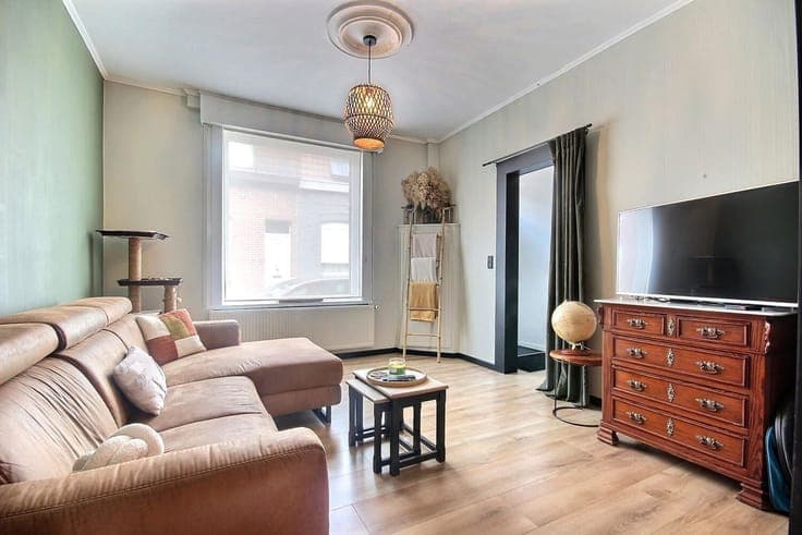 Jolie maison mitoyenne avec quatre chambre et jardin sud-est