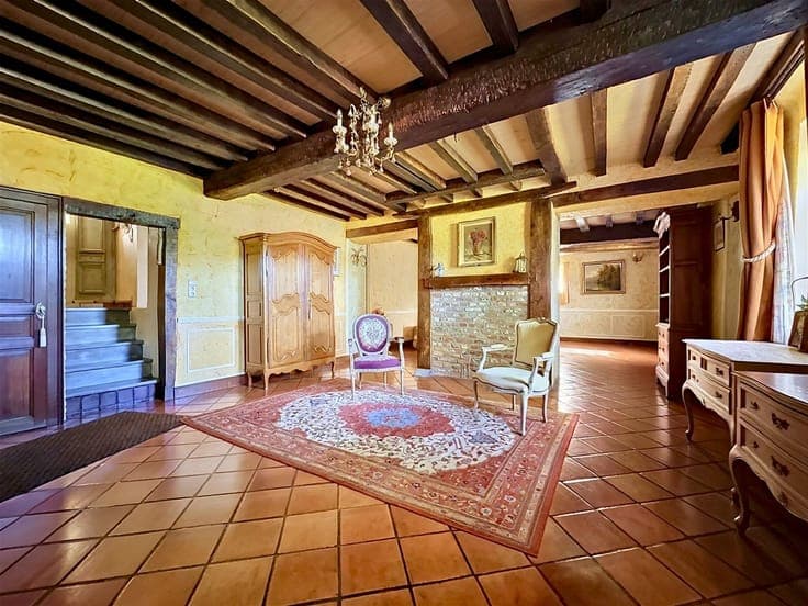 STUNNING CHARACTER HOME – 3 BEDROOMS – 53.97 ARES