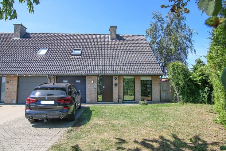 Halfopen woning met in groene wijk