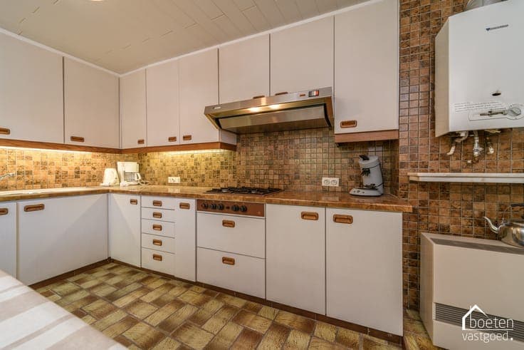 Veurne: Te renoveren stadswoning met heel wat mogelijkhed...