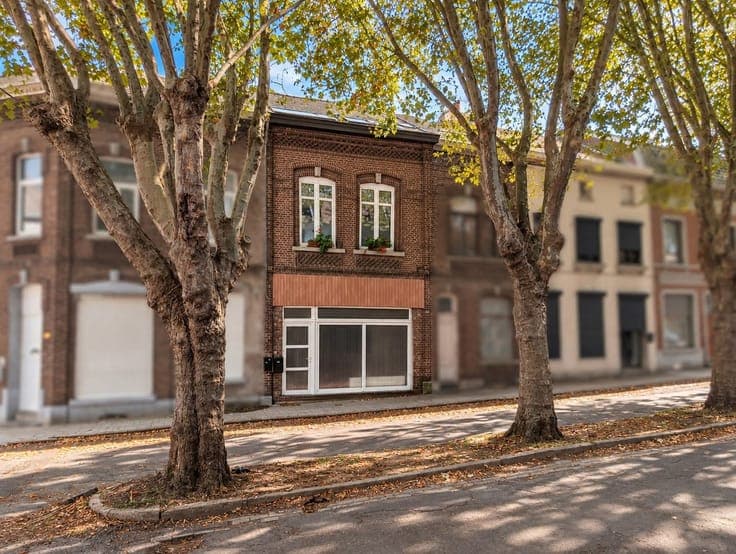 Immeuble mixte avec appartement 2 ch. à Monceau-sur-Sambre