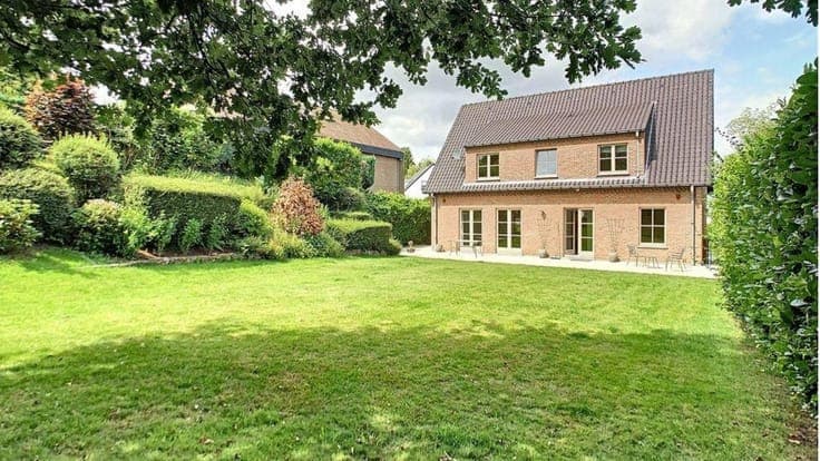 Spacious 5-Bed House with Large Garden in Waterloo
