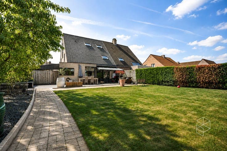 Ruime gezinswoning met 4 slpks en volwaardig polyvalent b...