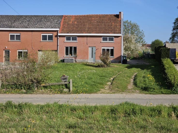 Rustig gelegen te renoveren halfopen bebouwing