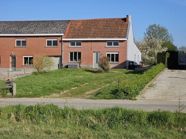 Rustig gelegen te renoveren halfopen bebouwing