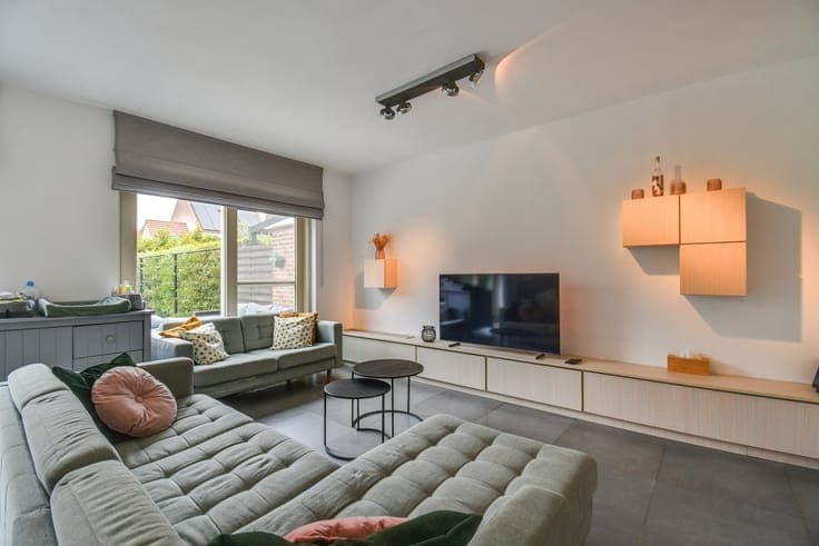 Modern, move-in-ready home in a residential neighborhood in
