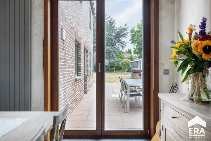 Move-in ready home with 3 bedrooms and a sunny garden