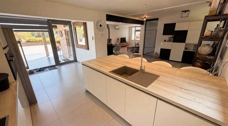 Exclusive domain for sale Ready-to-move-in private residence