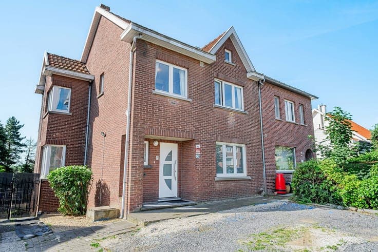 Renovated semi-detached house, 3 bedrooms (poss. 4), garden