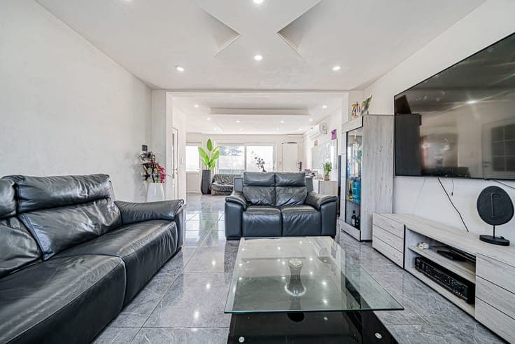 Renovated semi-detached house, 3 bedrooms (poss. 4), garden