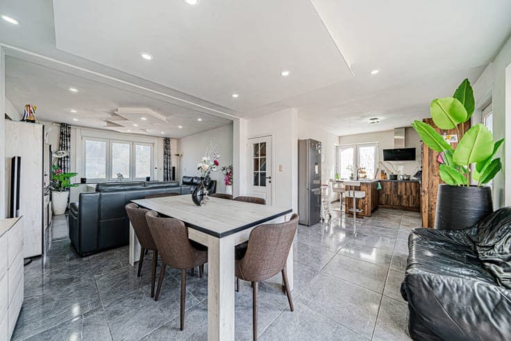 Renovated semi-detached house, 3 bedrooms (poss. 4), garden