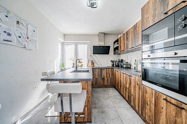 Renovated semi-detached house, 3 bedrooms (poss. 4), garden