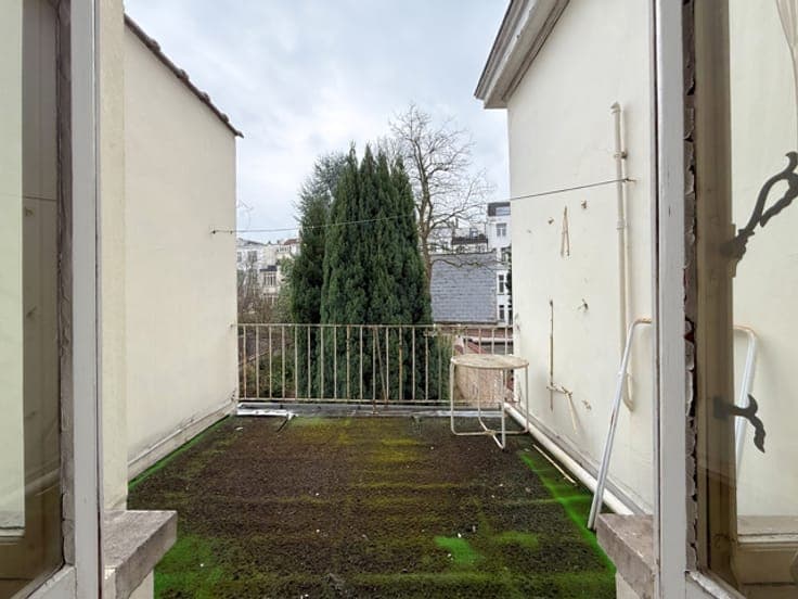 Pl. Brugmann – Apartment building (3 units) to renovate.