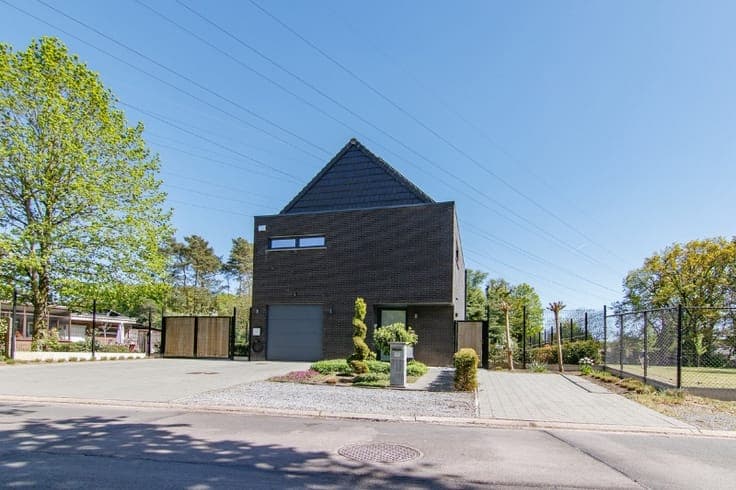 Moderne en energiezuinige woning met volledige onderkelde...