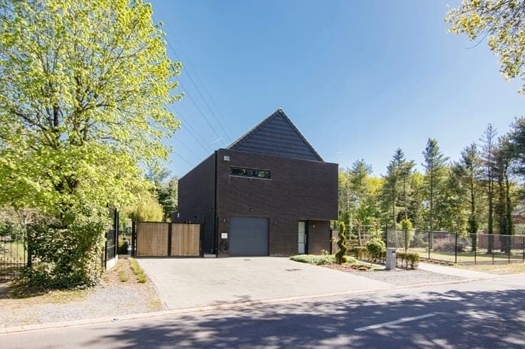 Moderne en energiezuinige woning met volledige onderkelde...