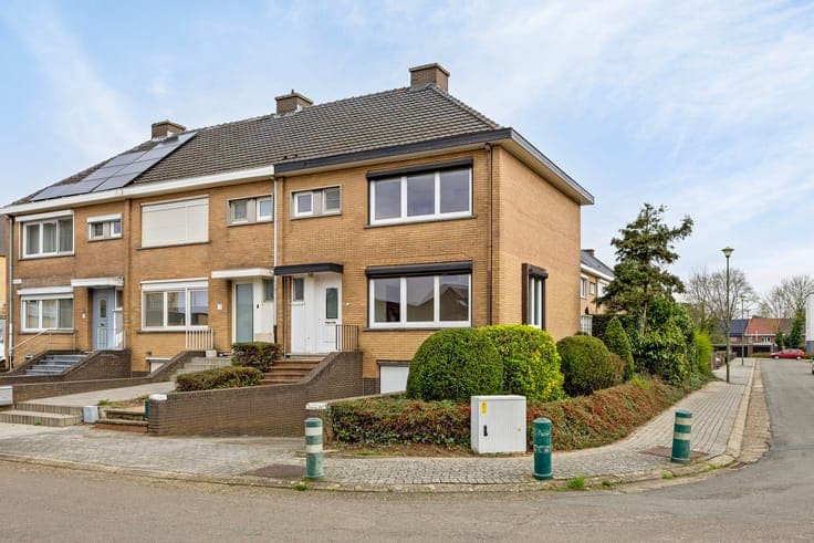 TOFFE GEZINSWONING MET TUIN EN GARAGE IN EEN RUSTIGE STRA...