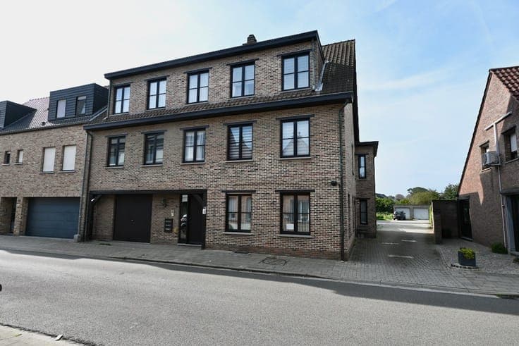 Volledig appartementsgebouw met parkeerplaatsen te Nijlen .
