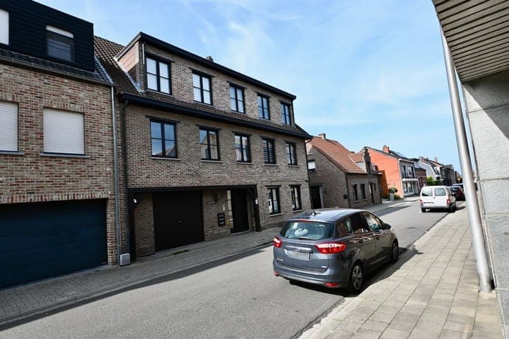 Volledig appartementsgebouw met parkeerplaatsen te Nijlen .