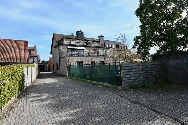 Volledig appartementsgebouw met parkeerplaatsen te Nijlen .