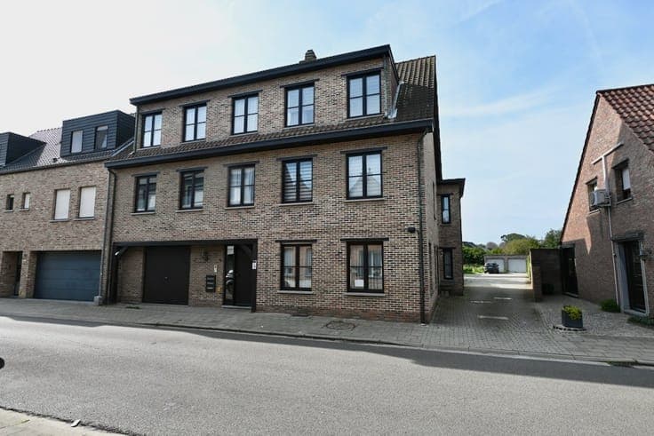 Volledig appartementsgebouw met parkeerplaatsen te Nijlen .