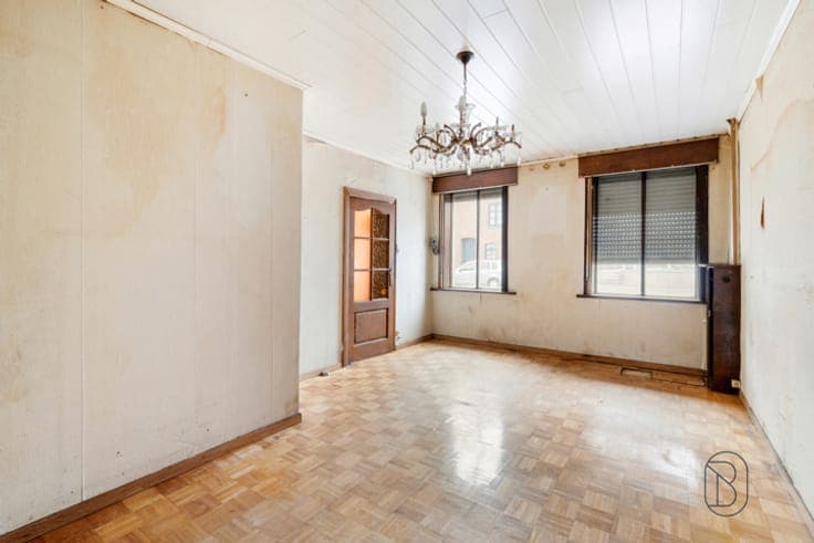 Authentic property to renovate or demolish