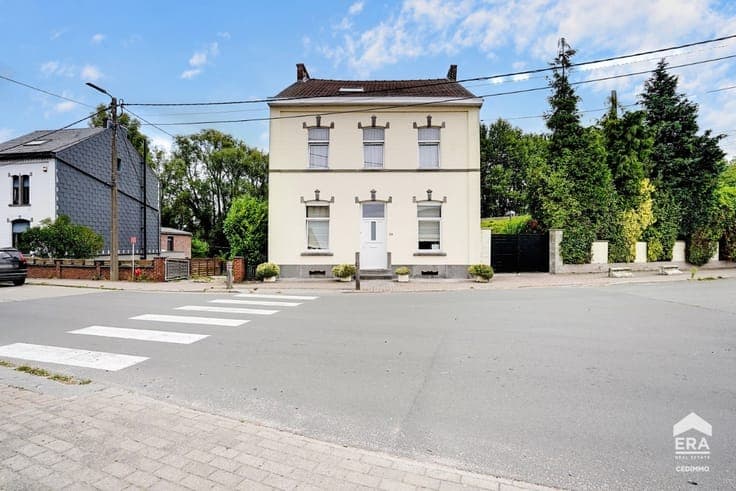 HOME WITH EXCEPTIONAL SPACE AND OUTSTANDING POTENTIAL