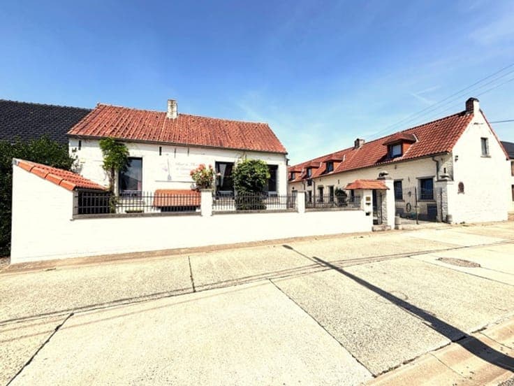 Superb Renovated Character Farmhouse with Independent House