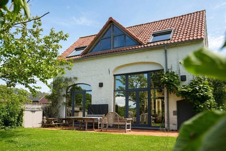 Superb Renovated Character Farmhouse with Independent House