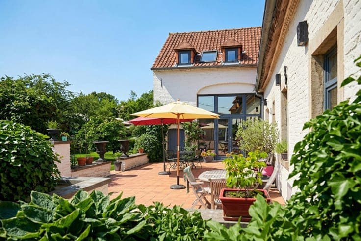 Superb Renovated Character Farmhouse with Independent House