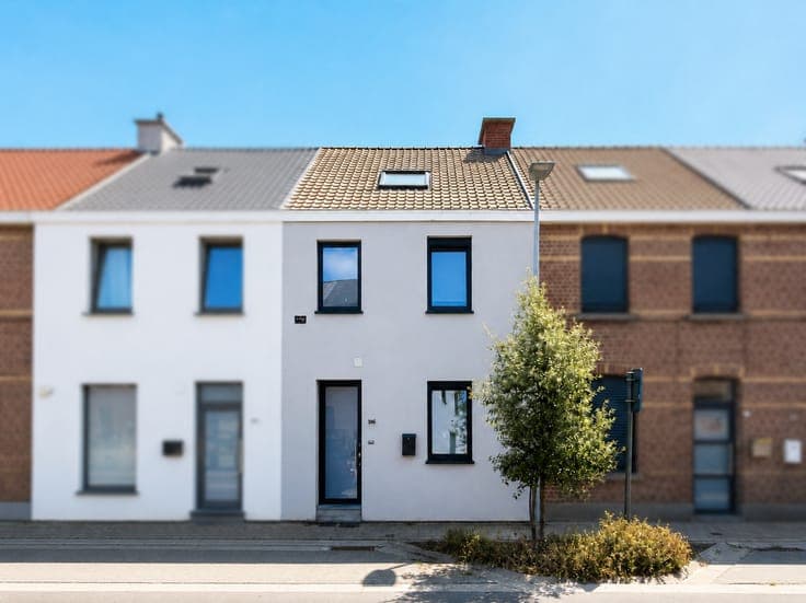 Te koop, stijlvol gerenoveerde ruime woning met zonnige t...