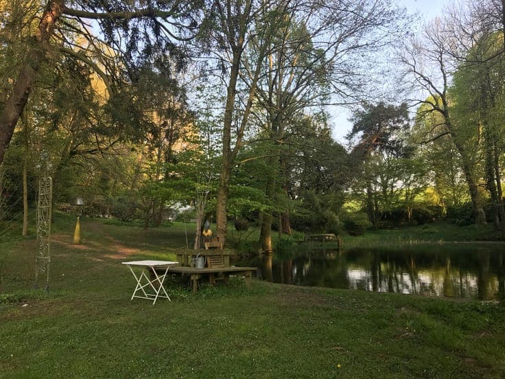 Kristallklarer Kuppelbau in idyllischer Parkanlage