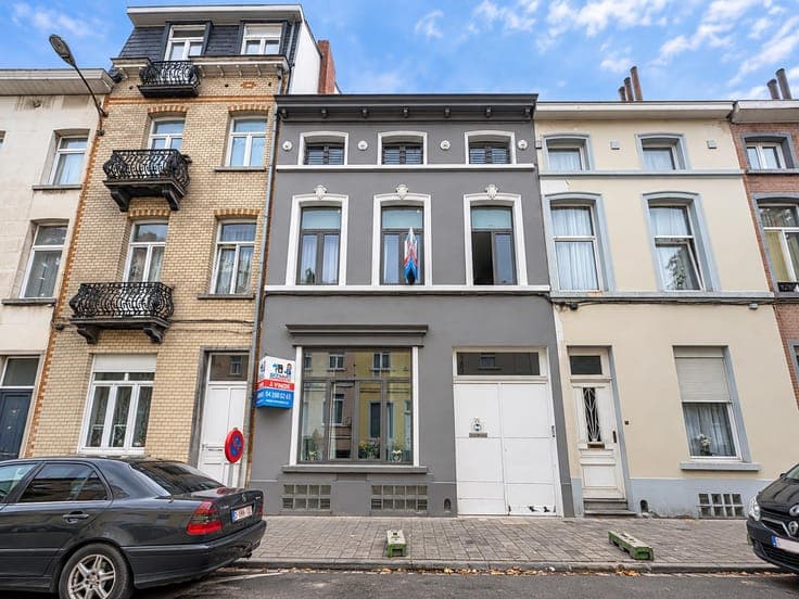 SINGLE-FAMILY HOUSE – WAREHOUSE – 3 CELLARS – MUST SEE!