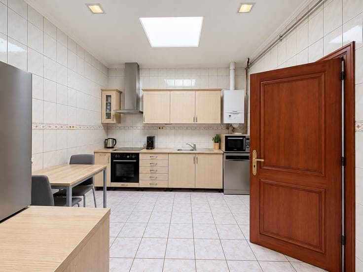 SINGLE-FAMILY HOUSE – WAREHOUSE – 3 CELLARS – MUST SEE!