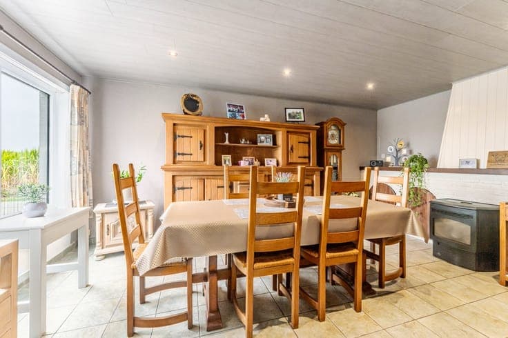 Alleenstaande woning met 2 bijgebouwen op een rustige lig...