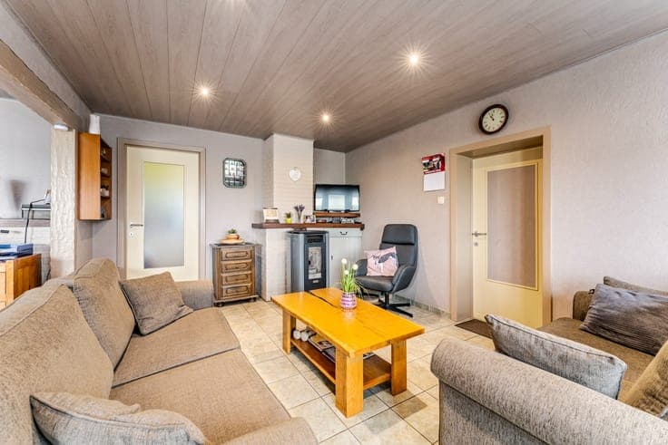Alleenstaande woning met 2 bijgebouwen op een rustige lig...